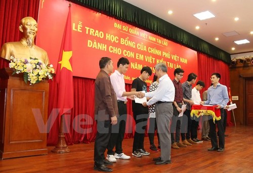 More OV students in Laos receive scholarships - ảnh 1